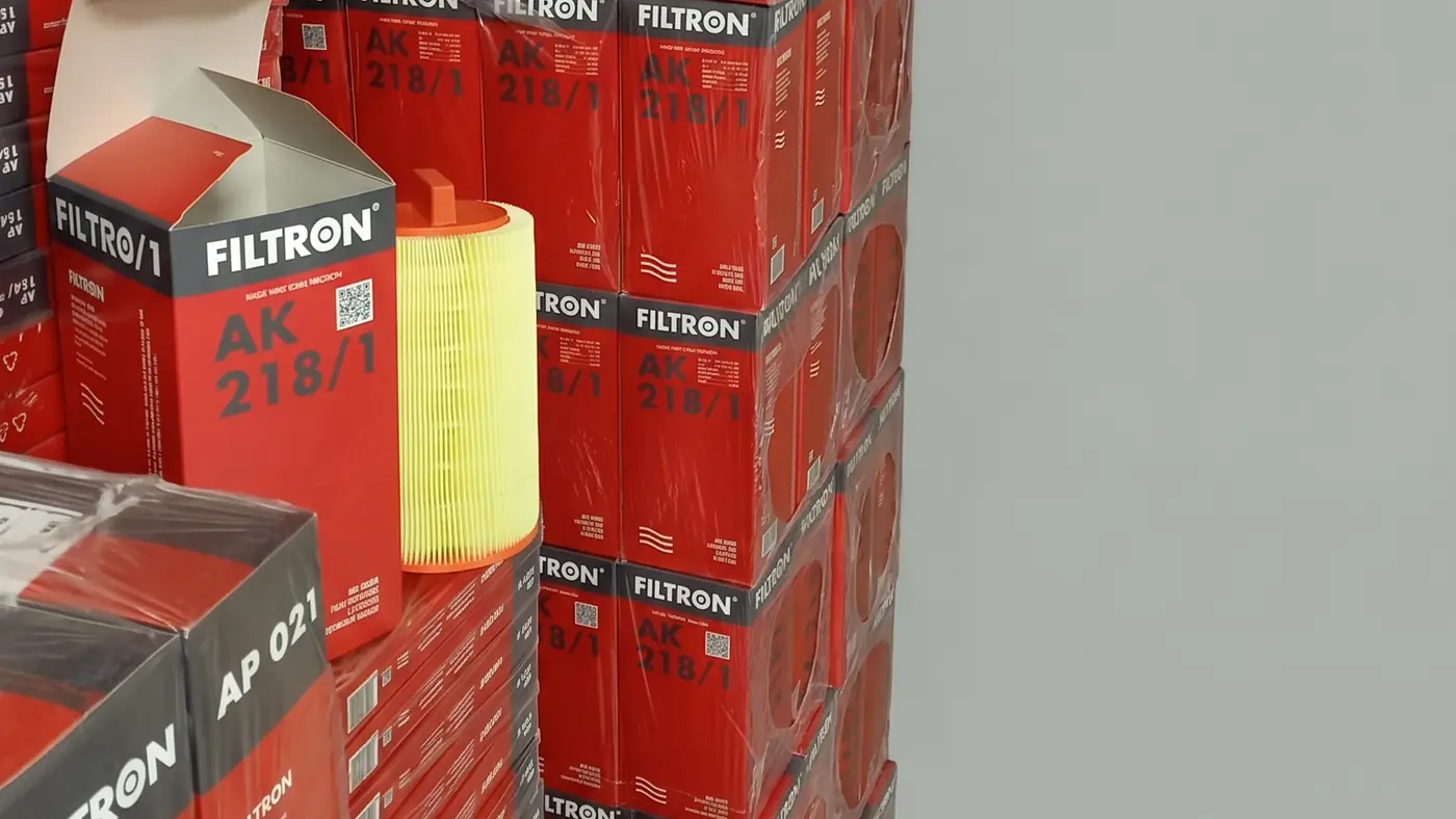 Filtron Luftfilter AK 218/1 in roten Kartons