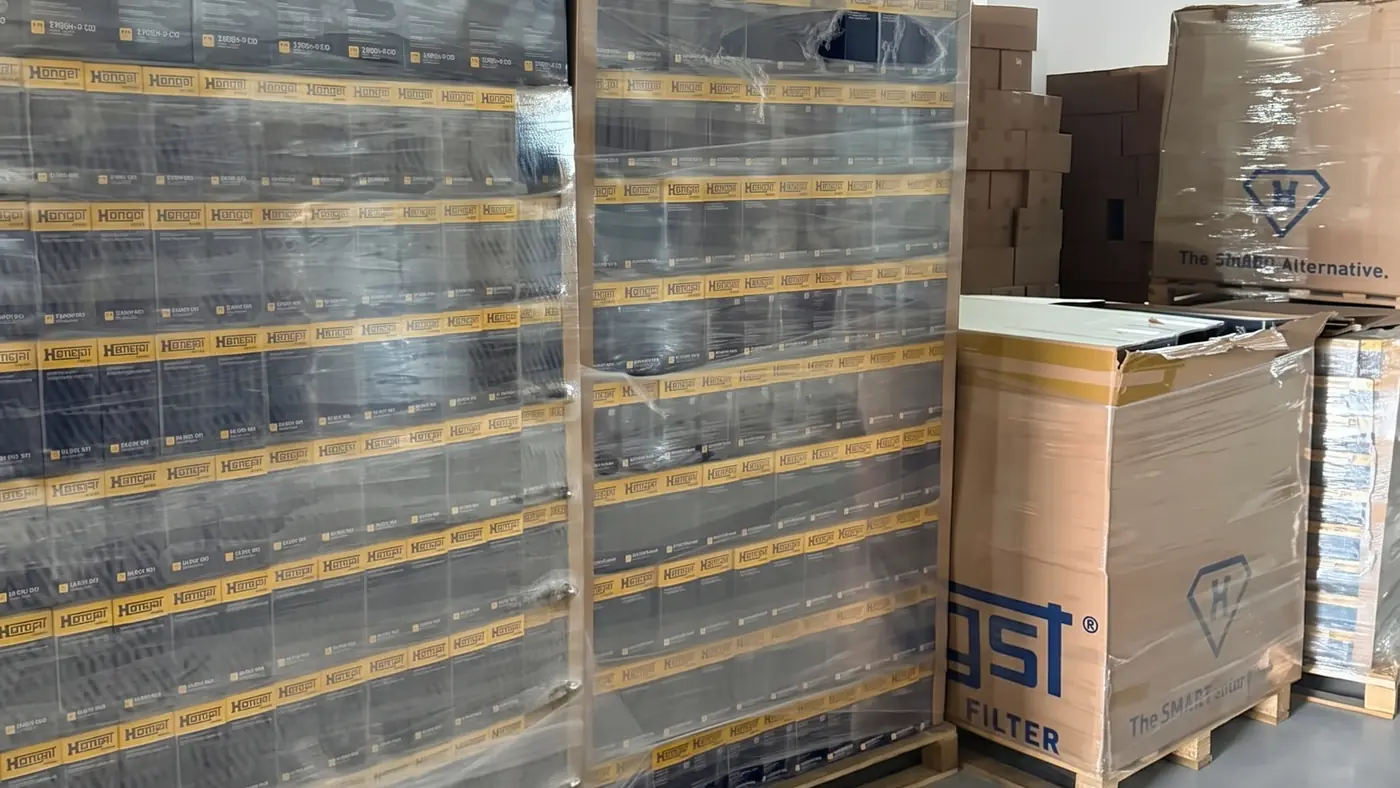 Paletten mit Hengst-Filtern im Lager