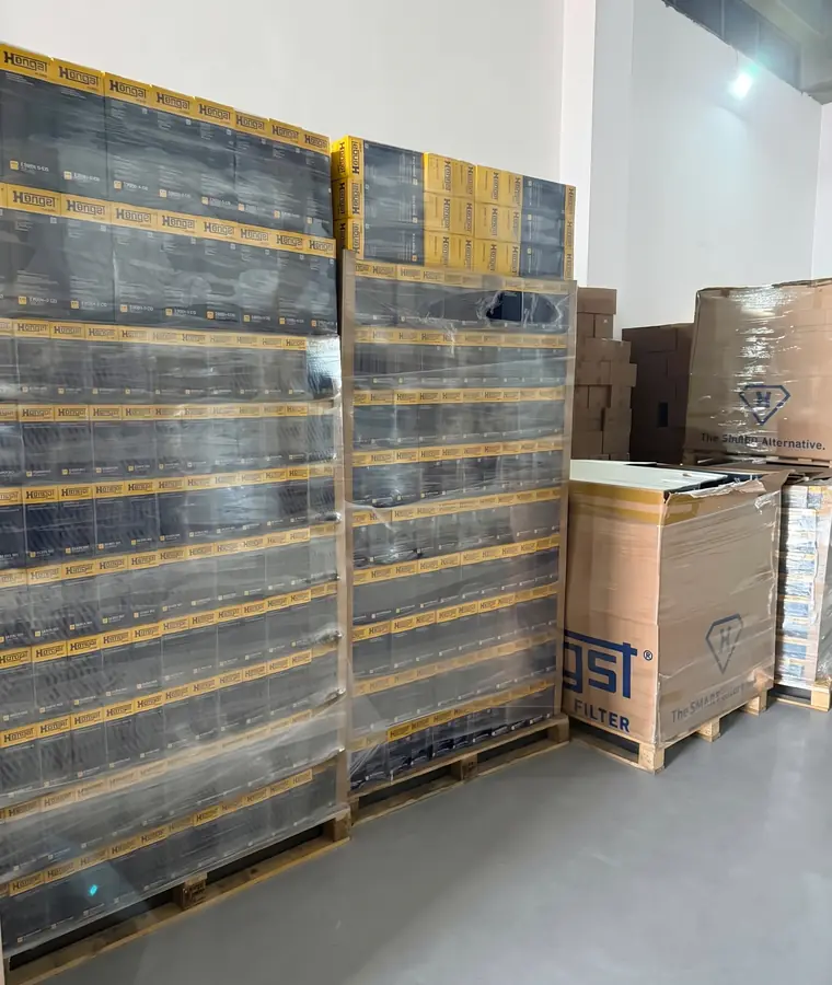 Paletten mit Hengst-Filtern im Lager